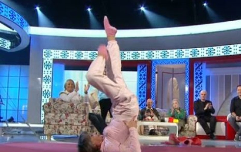DE NECREZUT! La 77 de ani, Marina Voica DĂ CLASĂ puştoaicelor! Uite-o cum face LUMÂNAREA! FOTO 