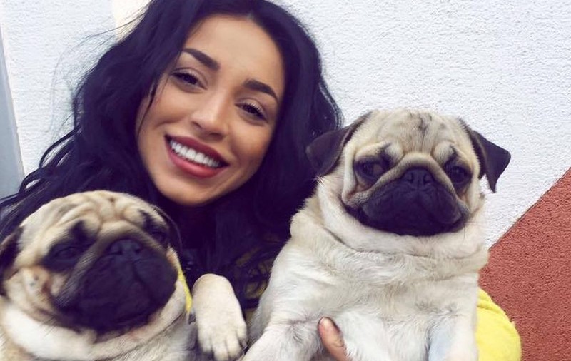 Ruby, ipostaze sexy în văzul tuturor. A călărit un taur în cea mai sexy ținută