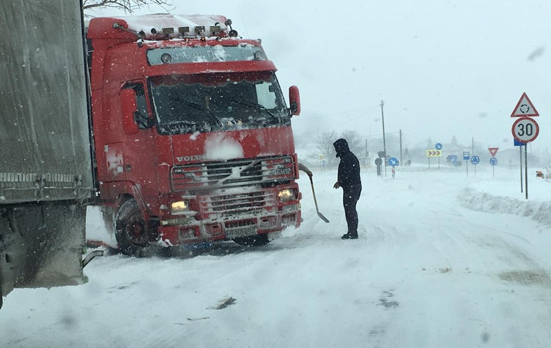 VIDEO&FOTO/ Traficul rutier spre Vama Albița, închis din cauza viscolului puternic. Vizibilitatea este sub 50 de metri