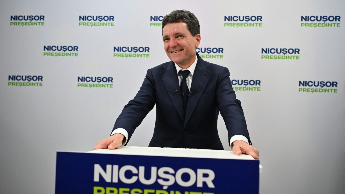 Nicușor Dan surprins în timp ce zâmbește în cadrul unei conferințe de presă