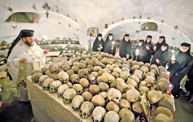 Învierea, printre 200 de cranii ale măicuţelor