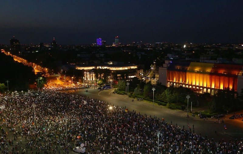 FOTO&VIDEO/ Aproape 15.000 de persoane au protestat în fața Guvernului, duminică Protestatar, către un jandarm: "Ne-ați măcelărit, acum aveți grijă de noi"