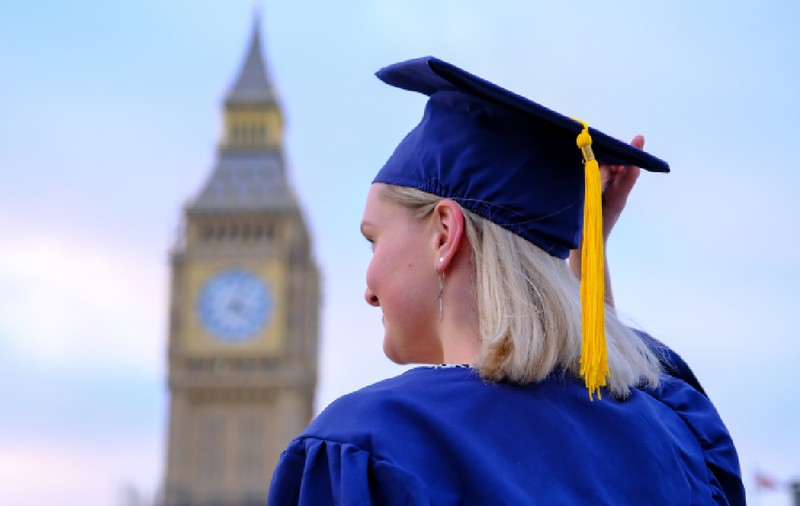 Românii, din nou în centrul atenției în Marea Britanie: „reclamă un număr record de credite studențești”. „Fraudă pe scară largă”