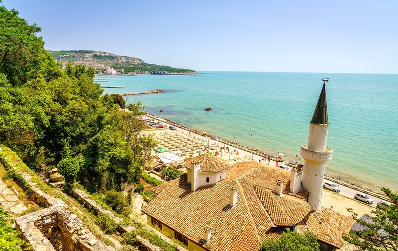 Ministrul economiei: Românii care merg în vacanță în Grecia sau în Bulgaria stau la întoarcere 14 zile în izolare