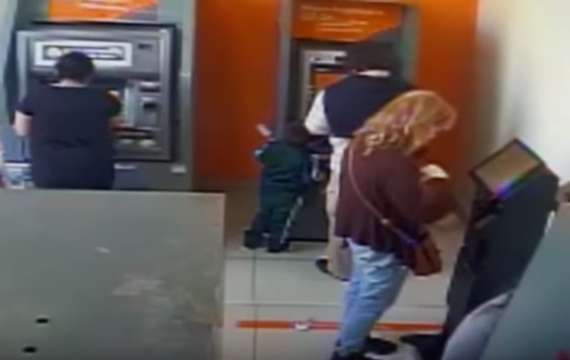 VIDEO | Momentul în care un băiat de patru ani fură de la bancomat