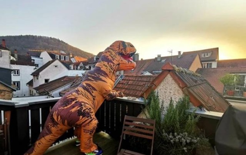 Bolnav de coronavirus, portarul naționalei de handbal a Suediei are protecție totală cu un costum de dinozaur