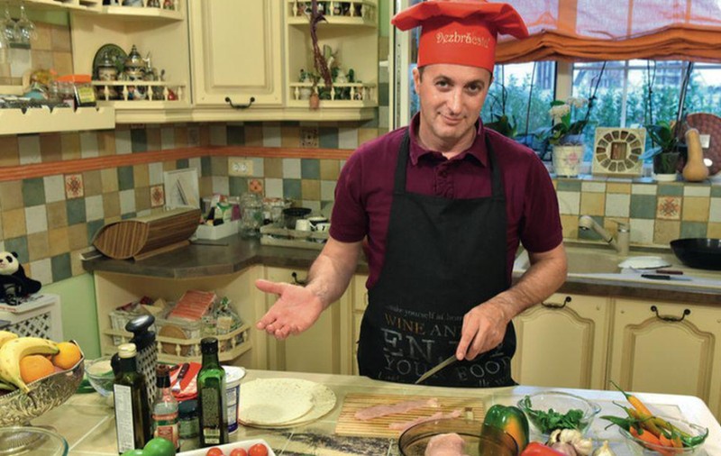 Dezbrăcatu revine cu un nou proiect la Prima TV, alături de chef Antonio Passarelli. Ce emisiune vor prezenta cei doi