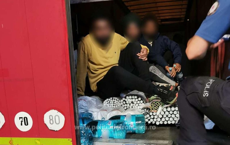 31 de cetățeni din India şi Bangladesh, care intenţionau să ajungă ilegal în Spaţiul Schengen, găsiţi ascunşi într-un TIR cu piese metalice