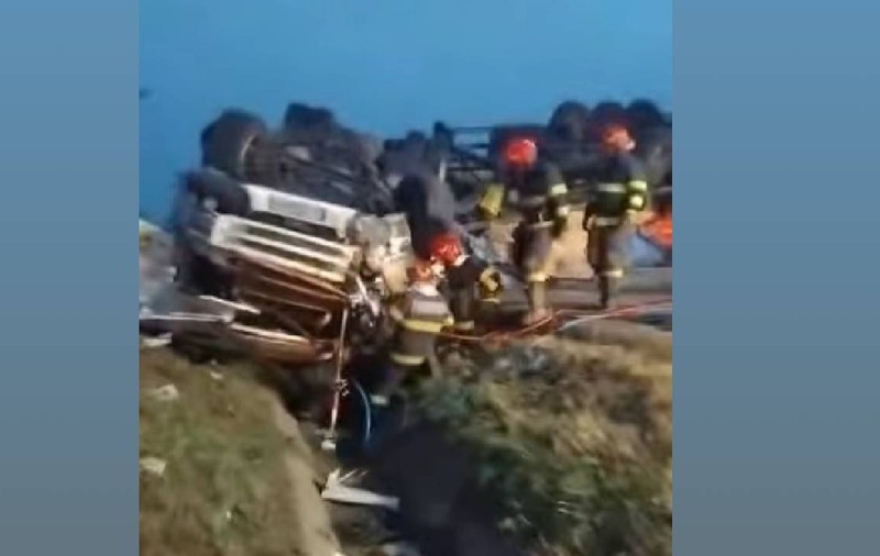 Șoferul unui TIR a murit pe loc după ce s-a izbit de un autoturism pe DN 66, în Gorj
