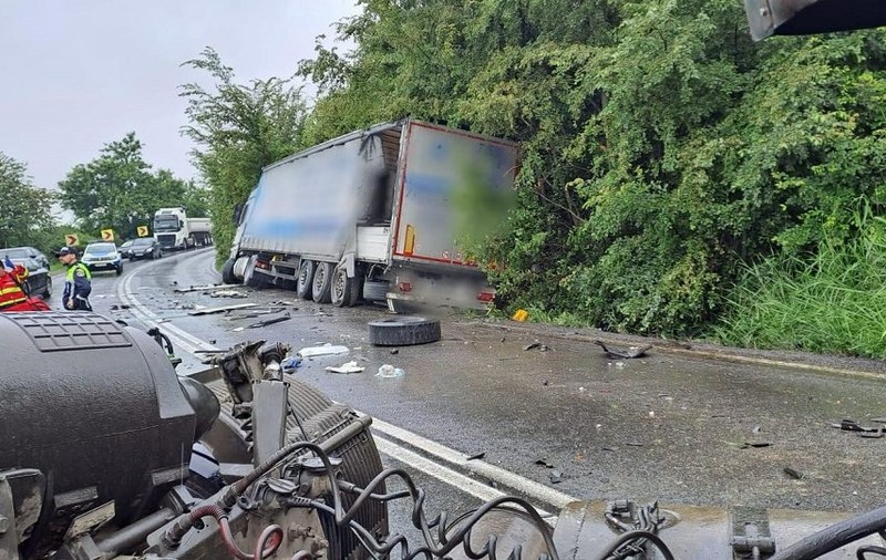 Accident între două TIR-uri în Arad. Trei persoane au fost rănite