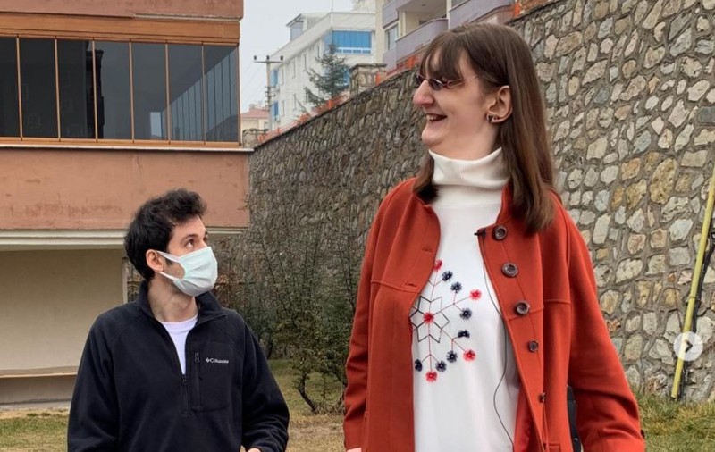 O tânără de 24 de ani din Turcia este cea mai înaltă femeie din lume. Ce înălțime are