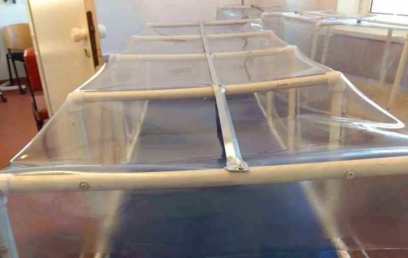 Inventivitatea românească în lupta cu COVID-19. La spitalul Municipal Urziceni au apărut izolete din folie de solar
