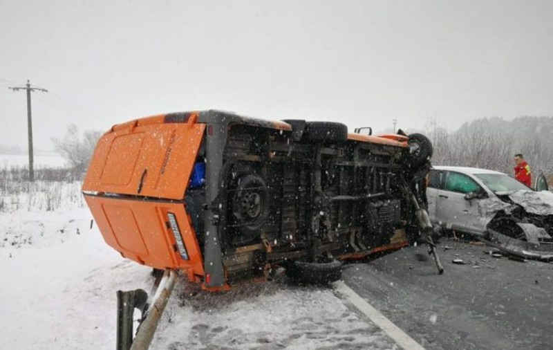 UPDATE/ Ce au aflat polițiștii despre șoferul vinovat de producerea accidentului din județul Sibiu. Zece oameni au ajuns la spital din această cauză