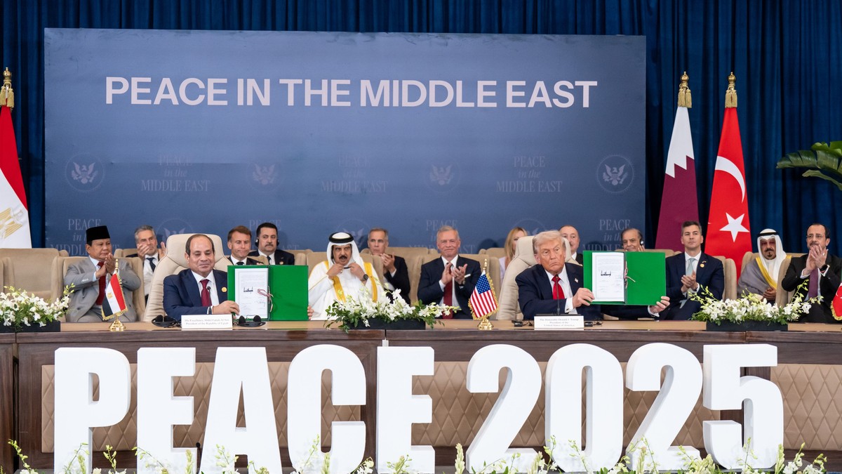 13 octombrie 2025, Egipt, Sharm El-Sheikh: Președintele egiptean Abdel Fattah El-Sisi (stânga) și președintele american Donald Trump pozează cu acordul semnat la Summitul de pace de la Sharm El-Sheikh din Egipt. Întâlnirea șefilor de stat și de guvern are ca scop discutarea sprijinului pentru Fâșia Gaza în urma armistițiului dintre Israel și Hamas.