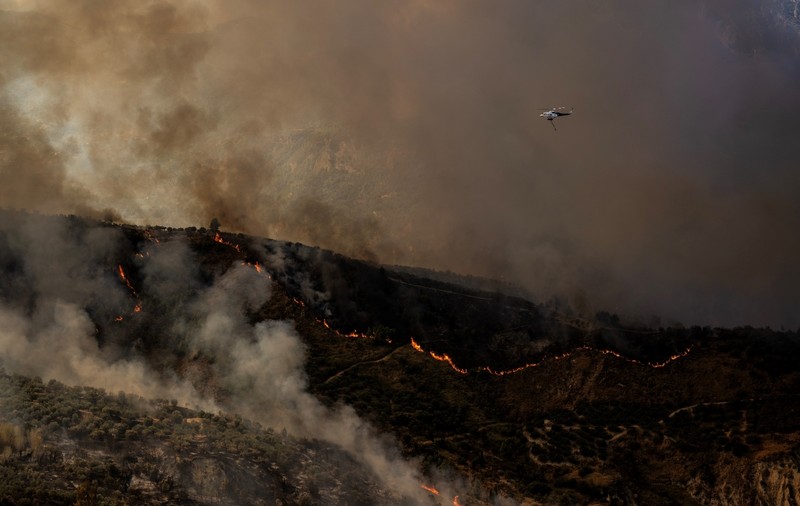 Doi oameni au murit în urma unui incendiu puternic de vegetație din sudul Greciei. Mai multe sate au fost evacuate