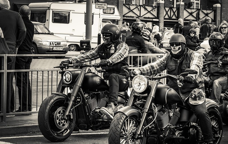 Zeci de motocicliști din clubul Hells Angels, puși sub acuzare pentru criminalitate organizată