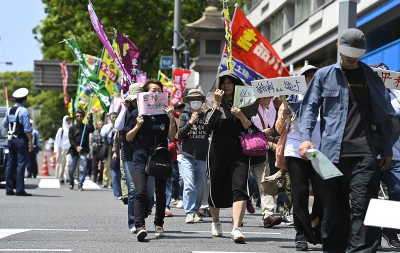 Muncitorii scandează „banzai!” sau „la mulți ani!”, de 1 Mai, de la Tokyo la Los Angeles. Americanii mărșăluiesc împotriva măsurilor lui Donald Trump