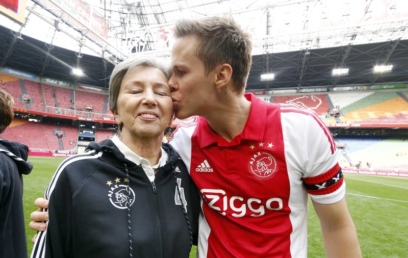 Băiețeii mamei! Jucătorii de la Ajax au sărbătorit ”Ziua mamei”!