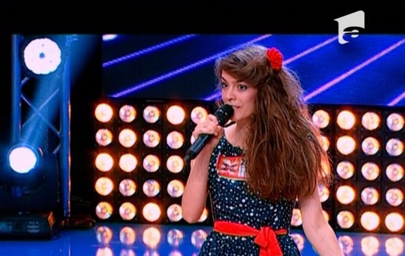 X FACTOR | Sora FLAVIEI, o fostă CONCURENTĂ, a făcut RAVAGII pe scenă! RUDA ei mai mică A VENIT şi ea şi L-A PUPAT DE L-A ALBIT pe CHELOO! FOTO&VIDEO