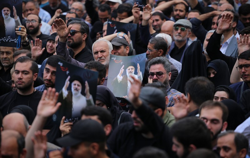 Zeci de mii de iranieni își iau rămas-bun la Teheran de la președintele Ebrahim Raisi VIDEO