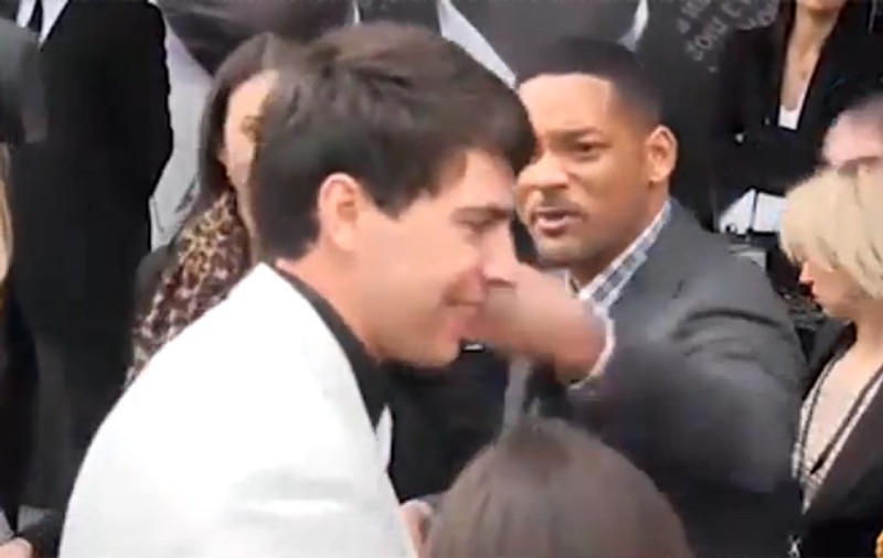 Uite cum își ia un dos de palmă de la WILL SMITH, un REPORTER obraznic! VIDEO