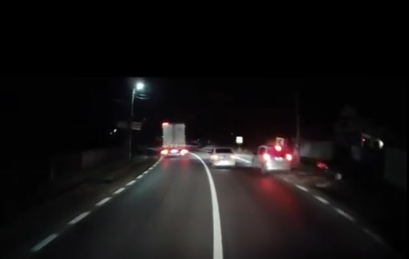 Un șofer român de TIR a claxonat un Logan neinscripționat de Poliție și a regretat instant: „Nu văzui de colegul din față”
