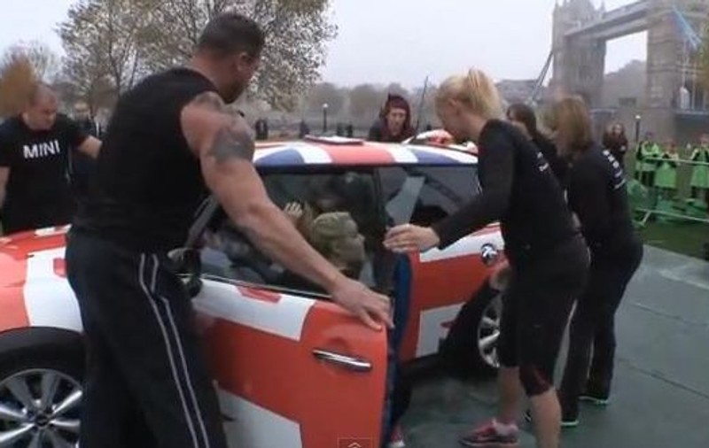 Câte gimnaste crezi că încap într-un Mini? | VIDEO