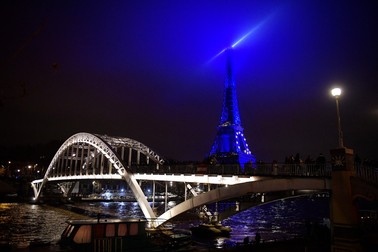 Turnul Eiffel Tower, luminat în albastru și cu steagul UE, de Revelion 2022, pentru a marca preluarea de Franța a președinției Uniunii Europene, de la 1 ianuarie 2022 până pe 30 iunie 2022 | Foto: Profimedia