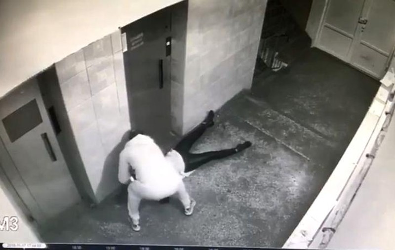 Care este starea tinerei atacate într-o scară de bloc din Alba Iulia. Începe să-și amintească despre clipele de coșmar