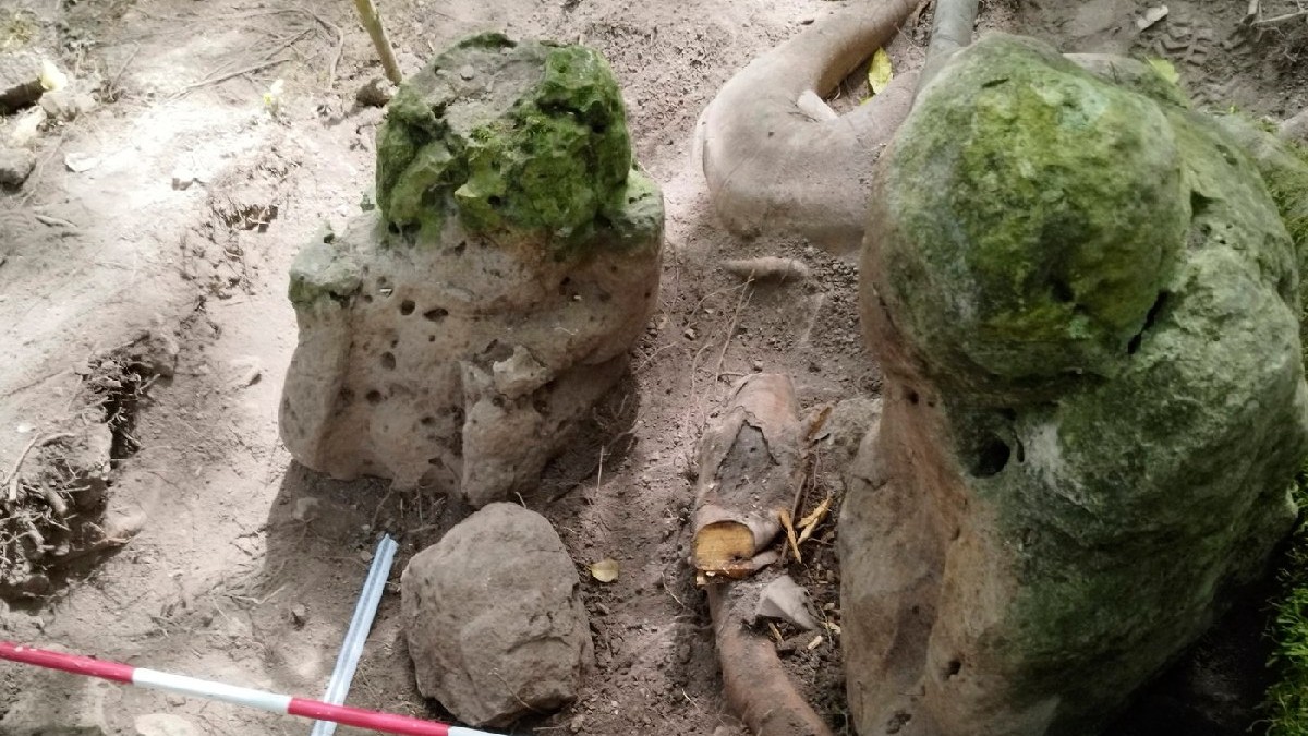 două sculpturi antropomorfe de formă sau aspect uman care "reprezintă un cuplu ancestral", descoperite în situl arheologic Uaxactun din Biosfera Maya, departamentul Peten, Guatemala.