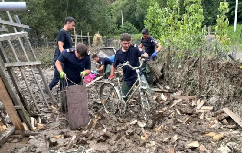Stare de alertă în comuna Borca, județul Neamț, din cauza buștenilor și cadavrelor de animale aduse de viitură