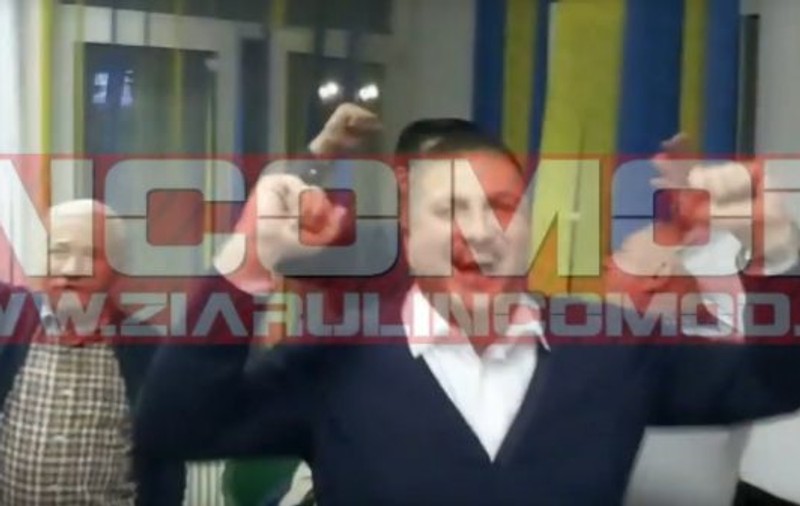 PNL a sărbătorit victoria în alegeri a lui Klaus Iohannis cu înjurături la adresa PSD, la Boldești Scăeni / VIDEO