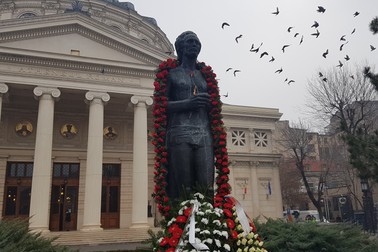De 15 ianuarie, statuia poetului a fost copleşită cu atenţii de autorităţi