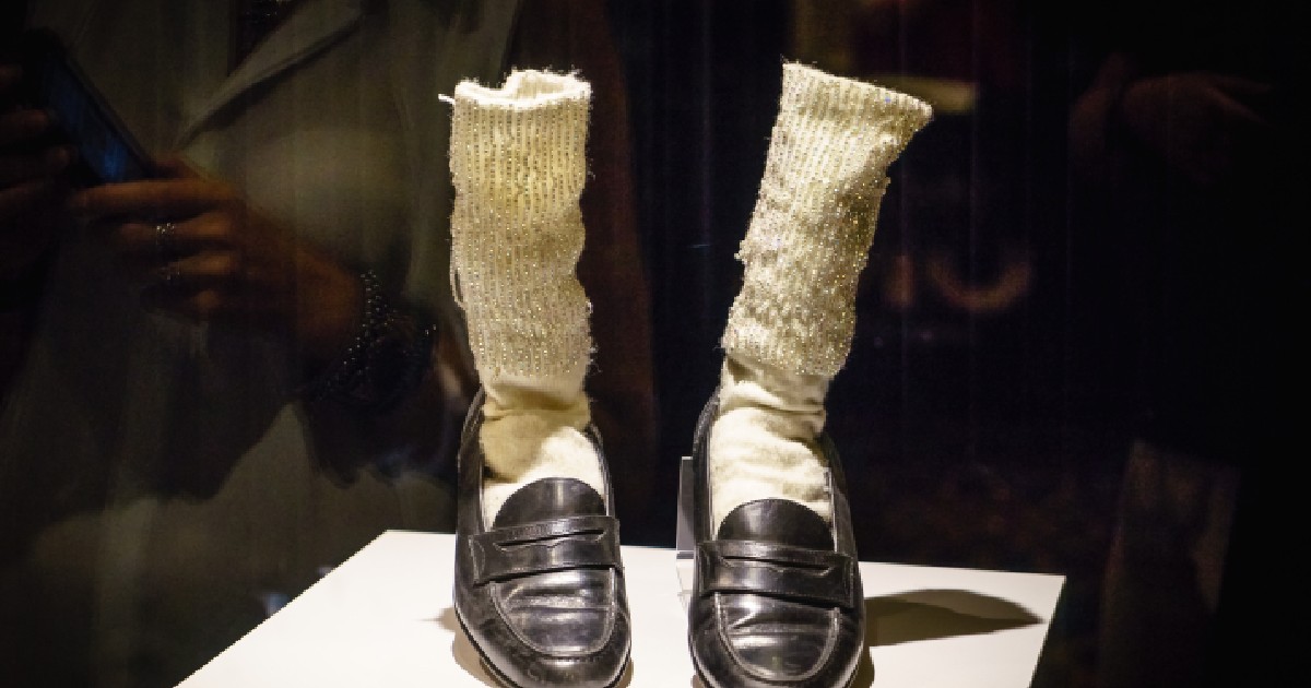 Pantofi și șosete Michael Jackson Florsheim cu strasuri Las Vegas Strip noaptea în Nevada, SUA, vara