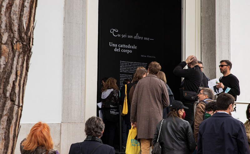 Credit imagini: „Adina Pintilie: Tu ești un alt eu - O catedrală a corpului” (2022), instalație multimedia. Fotografii pavilion: Martin Backhaus