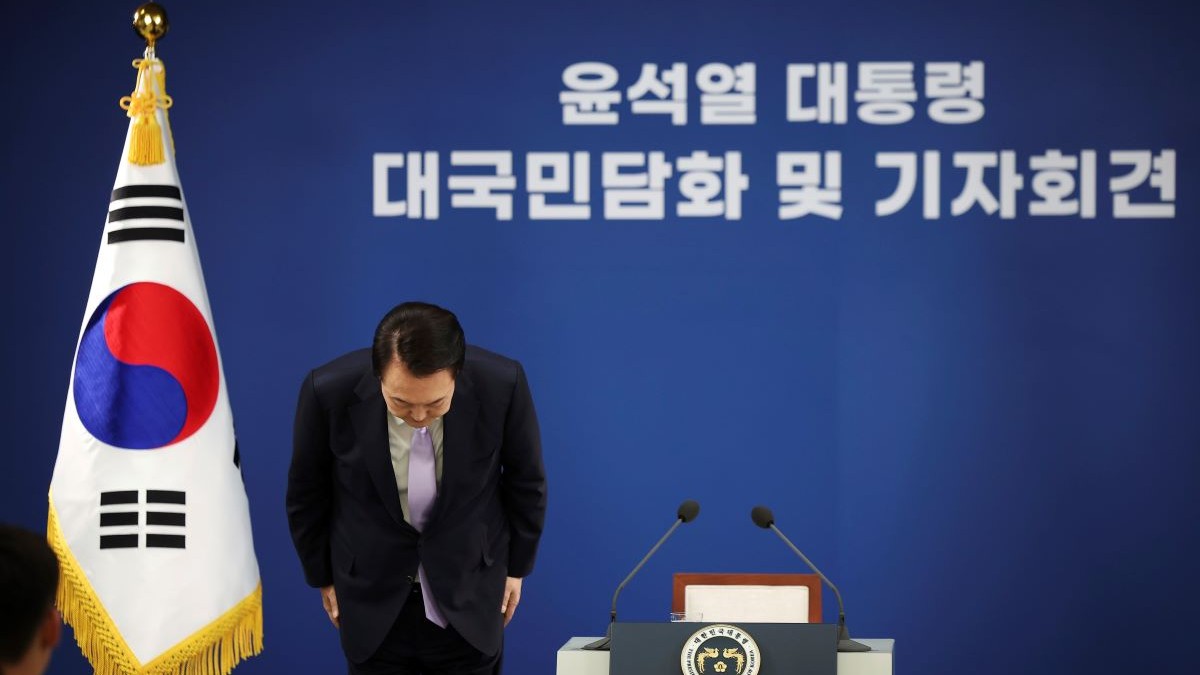 Președintele sud-coreean Yoon Suk Yeol se înclină în cadrul unei conferințe de presă televizată