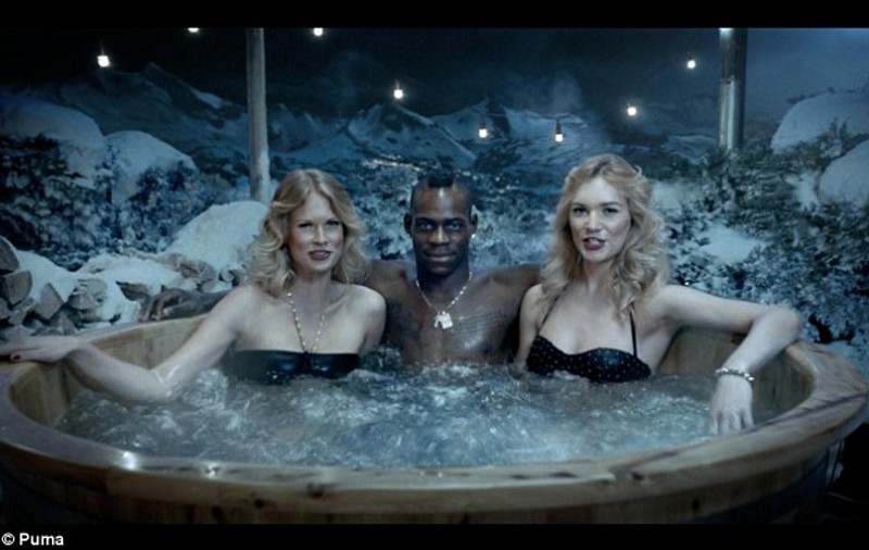 VIDEO NĂUCITOR / Usain Bolt şi Super Mario Balotelli nu se dezmint! S-au relaxat cu domnişoare fierbinţi, într-o cadă cu hidromasaj  