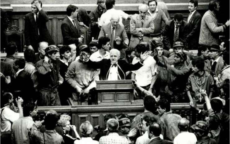 Ion Rațiu, la tribuna Parlamentului în timpul Mineriadei din 1991 (foto romaniaculturalacentre.org.uk)