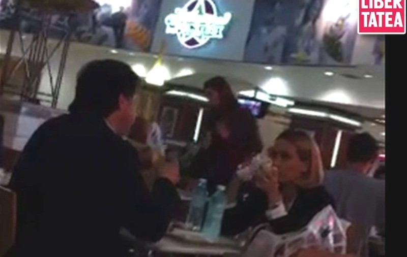 GATA CU DIETA? Andreea Esca şi soţul ei ÎNFULECĂ PE SĂTURATE, LA FAST-FOOD | VIDEO