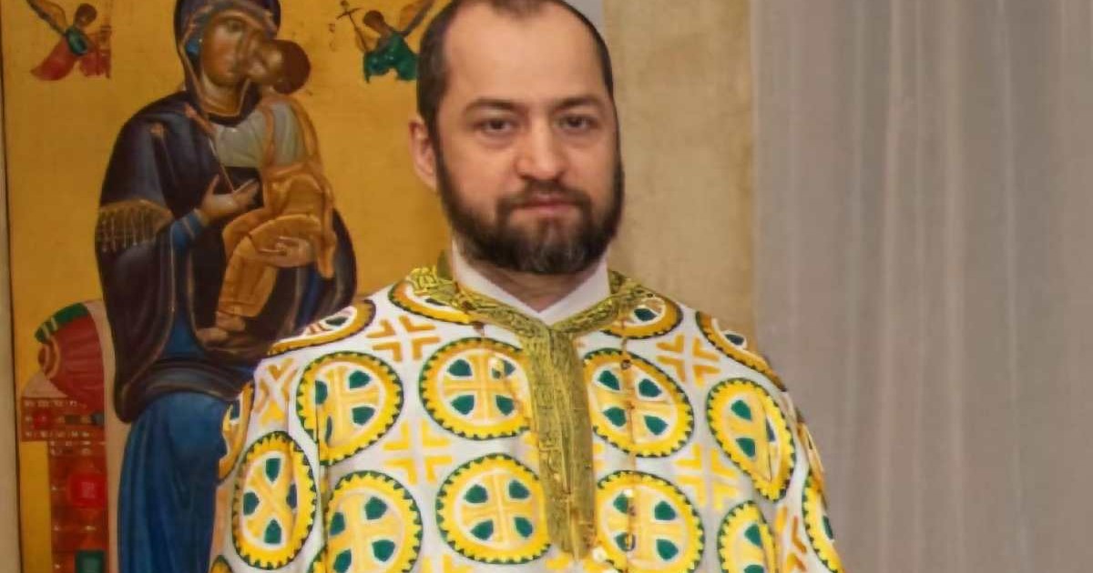 Preotul Horia Grădinaru, îmbrăcat în haine preoțești