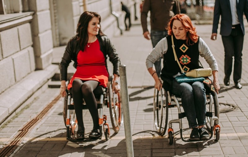 Persoanele cu dizabilități cer reintroducerea integrală a scutirilor. „Nu negociem demnitatea la procent!”