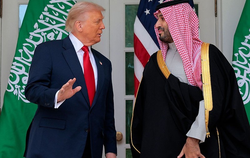 Donald Trump și prințul moștenitor saudit Mohammed bin Salman discută în fața Casei Albe. Imagine cu caracter ilustrativ Sursa foto: GettyImages