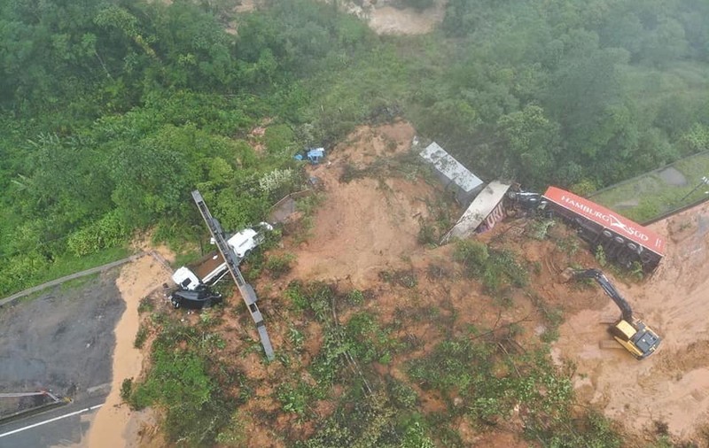 Un șofer de TIR s-a filmat îngrozit în cabina camionului îngropat sub tone de piatră și noroi, pe o autostradă din Brazilia