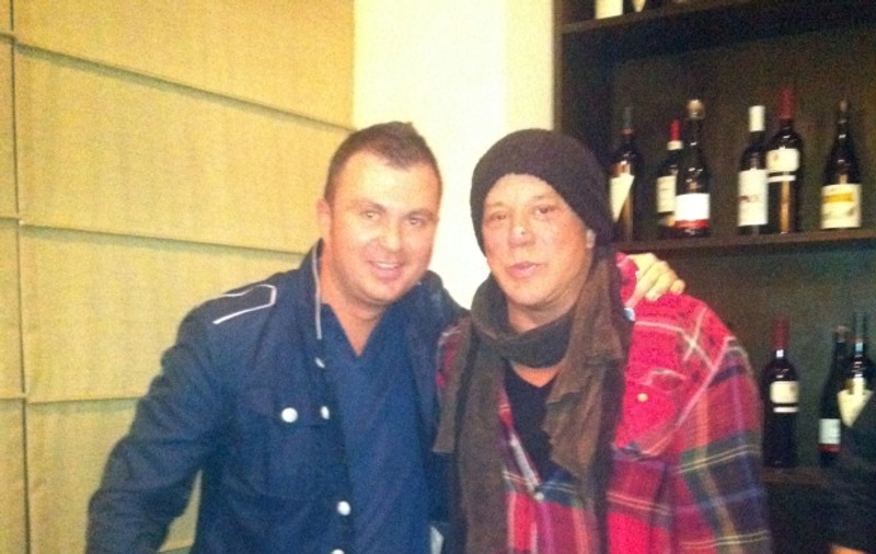 Mickey Rourke a împărţit mâncarea sa cu maidanezii | FOTO