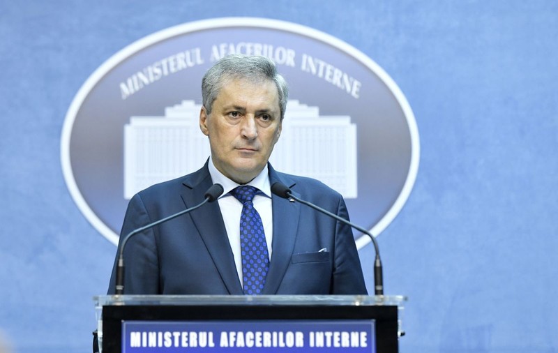 Ordonanță militară: se recomandă să nu se circule ziua și se interzice deplasarea noaptea. Se închid magazinele, cu excepția celor alimentare și farmaciilor