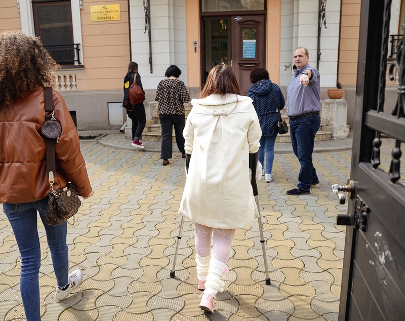 „Opriți măcelarul de copii!”. Protest în fața Colegiului Medicilor pentru a-i interzice medicului Burnei dreptul de a profesa