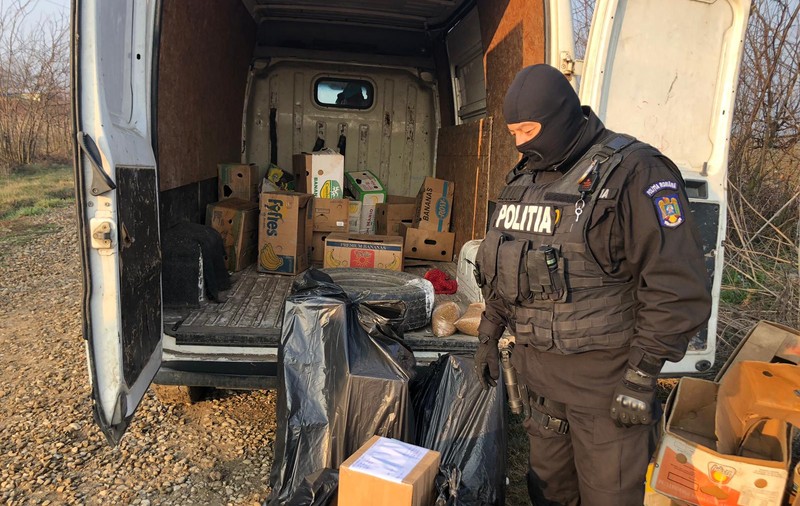 Mini fabrică clandestină de tutun, descoperită de polițiști în Pitești. Trei persoane reținute pentru 380.000 de lei prejudiciu