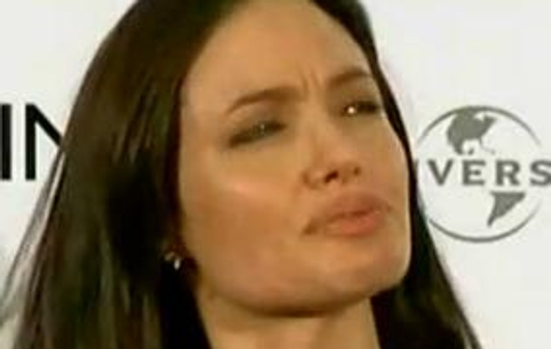 Angelina Jolie a suferit o cădere nervoasă! Brad Pitt a găsit-o plângând în hohote în baie!
