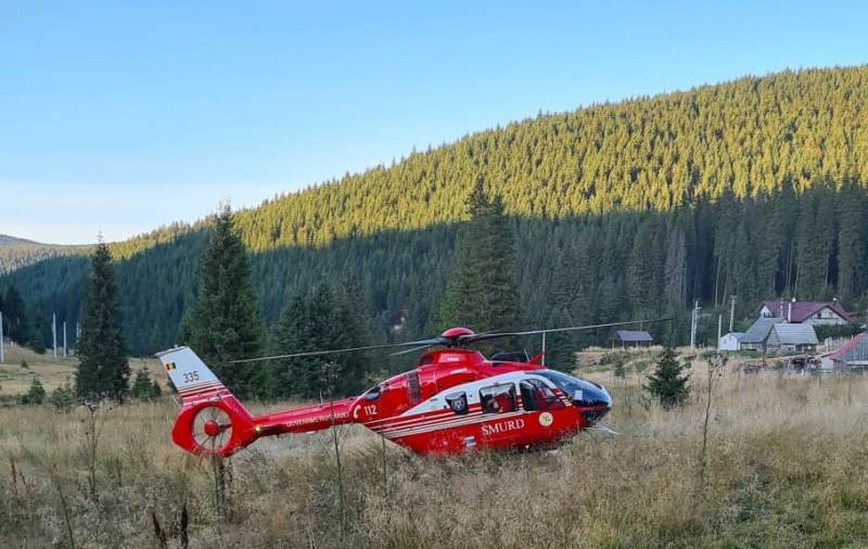 Trei tineri, în stare gravă la spital, după ce s-au răsturnat cu ATV-ul într-o râpă, în Munții Șureanu