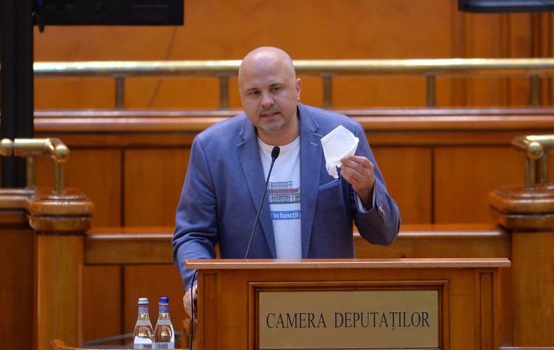 Deputatul Emanuel Ungureanu spune că a fost vaccinat cu o doză din lotul AstraZeneca suspendat: „Să nu ne panicăm”